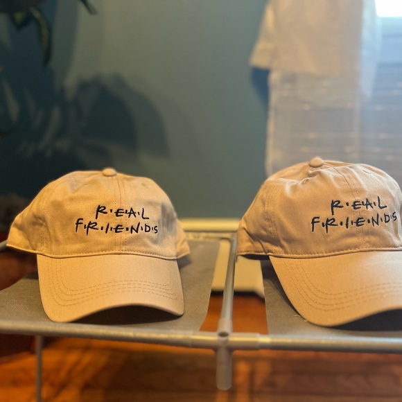 Beautiful women's hat  from the Real Friends brand at a very good price - Picture 2 of 5